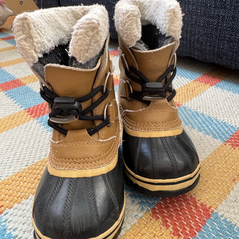 Sorel Black and Cream Sherpa-Lined Boot Interior